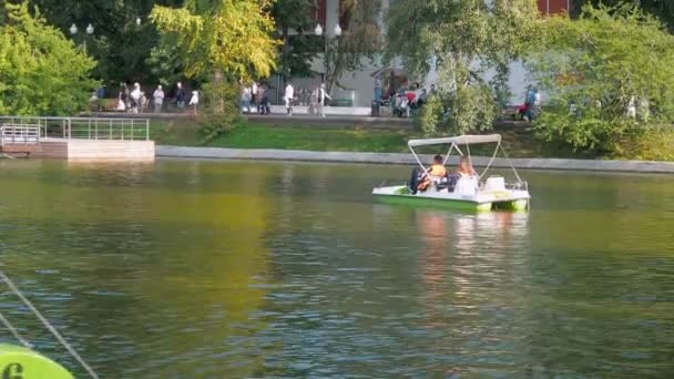 MOSCOW, RUSSIA AUGUST 29, 2017 : People with families ride on a walking catamaran on a pond in Gorky Park, Mosccow — Stock Video