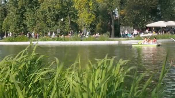 莫斯科，俄罗斯2017年8月29日： 人们带着家人乘坐步行双体船在戈尔基公园的池塘，莫斯科 — 图库视频影像