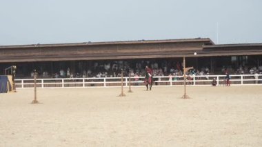 Moskova Bölgesi, 29 Temmuz 2019: Avrupa Ortaçağ Festivali. Ortaçağ mızrak dövüşünün yeniden inşası. Binici kılıç becerilerini at sırtında test ediyor. Bir şövalye atını bir eğim avlusuna doğru sürüyor.