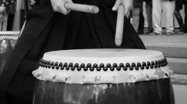 Müzisyenler davulcular açık havada taiko davul chu-daiko çalmak. Asya Kore, Japonya, Çin Kültür halk müziği. Siyah beyaz tonlama
