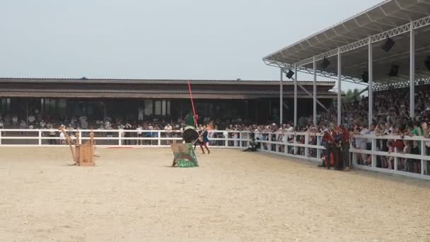 モスクワ地域、2019年7月29日:ヨーロッパ中世の祭り。中世のジューストの再建。ライダーは馬に乗ってジャベリン投手の彼のスキルをテストします。騎士は、いくつかの実行します — ストック動画