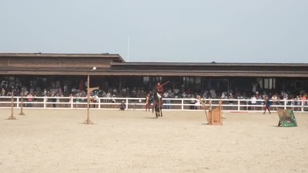 Moskova Bölgesi, 29 Temmuz 2019: Avrupa Ortaçağ Festivali. Ortaçağ mızrak dövüşünün yeniden inşası. Binici yeteneklerini at sırtında test ediyor. Bir şövalye atını bir eğim avlusuna sürmeye çalışıyor. — Stok video