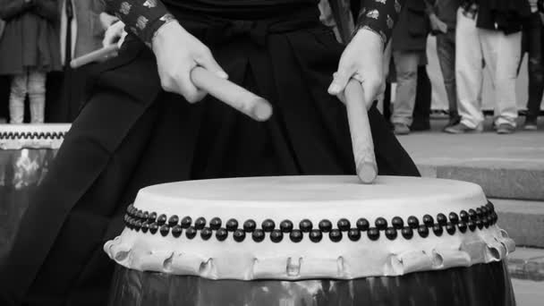 Músicos bateristas tocan tambores taiko chu-daiko al aire libre. Cultura música folk de Asia Corea, Japón, China. En tonos blanco y negro — Vídeo de stock