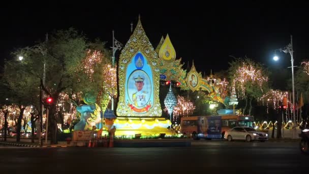 Bangkok, Tailandia - 6 de mayo de 2019: Gran retrato del rey tailandés Rama X, Su Majestad el Rey Maha Vajiralongkorn Bodindradebayavarangkun Phrabat Somdet Phra Vajira Klao Chao Yu Hua en una gran imagen en el — Vídeo de stock