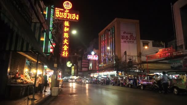 Bangkok, Tailandia - 8 de mayo de 2019: El movimiento de coches y personas en la ciudad asiática de la noche. Luces de una gran ciudad. Chinatown es el gran mercado de compras y comida de la calle. Calle Comida Shopping Área — Vídeos de Stock