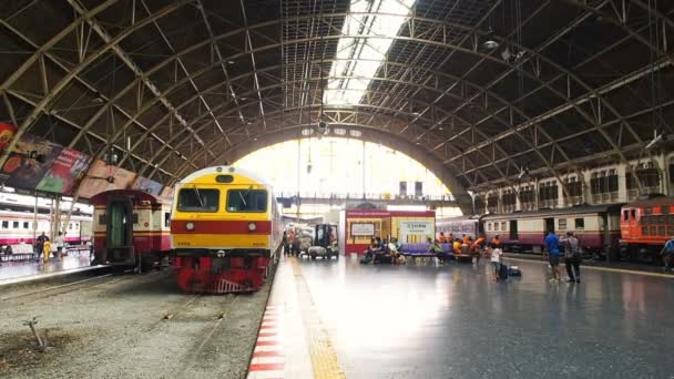 Bangkok, thailand - 25. Mai 2019: alter bangkok bahnhof inoffiziell als hua lamphong station bekannt. der hbf in bangkok, thailand das zentrum der stadt im pathum wan — Stockvideo