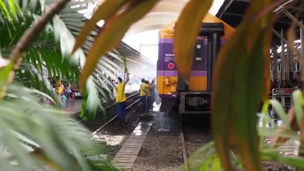 Bangkok, Thailand-maj 25, 2019: en anställd tvättar en järnväg passagerare bil på Hua Lamphong, en grupp av arbetstagare tvättar tågvagnar på Bangkoks centralstation — Stockvideo