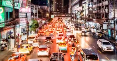 Bangkok Tayland 4k zaman atlamalı trafik sıkışıklığı. Asya Megapolis'te yoğun saatlerde tıkanıklık. Gece yolundaki arabaların hareketi. Gece şehrinin ışıkları. Bangkok Gece Hayatı
