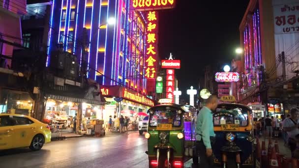 Bangkok, Thajsko – 8. května 2019: pohyb aut a lidí v nočním asijském městě. Světla velkého města. Chinatown je velká tržnice s obchody a potravinami. Nákupní oblast Street Food — Stock video