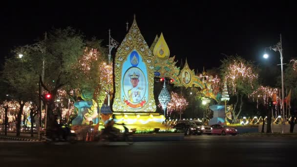 Bangkok, Thaïlande - 6 mai 2019 : Grand portrait du roi thaïlandais Rama X, Sa Majesté le roi Maha Vajiralongkorn Bodindradebayavarangkun Phrabat Somdet Phra Vajira Klao Chao Yu Hua sur une grande image sur le — Video