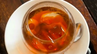 Yukarıda ahşap masada buz küpleri ile soğuk demleme kahve. Kentsel kahve dükkanı. karanlık arka planda cam soğuk demlenmiş kahve buz küpleri görünümü yakın.