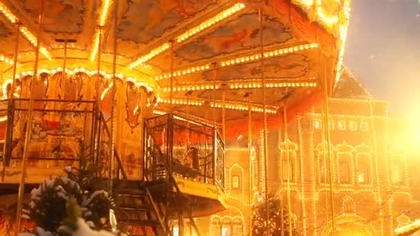 Schöne hell leuchtende Karussell auf dem Roten Platz dekoriert und arrangiert für Weihnachten und Neujahr. Weihnachtsfee beleuchtete Wende. Leuchtender Kreisverkehr rotiert. Wunderbare magische Weihnachten — Stockvideo