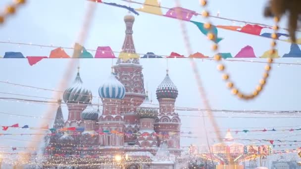 Die Basilika-Kathedrale oder die Kathedrale der Seligen oder der Fürbitte der Allerheiligsten Gottesmutter auf dem Burggraben oder der Pokrowski-Kathedrale. Moskauer Kreml auf dekoriertem Roten Platz — Stockvideo