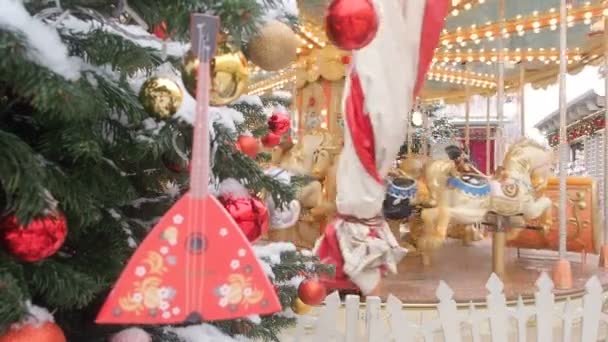 Paisaje callejero de Año Nuevo. Carrusel decorado árboles de Navidad y arreglado para Navidad y Año Nuevo. Feria de Navidad festiva. Rotonda luminosa gira alrededor — Vídeo de stock