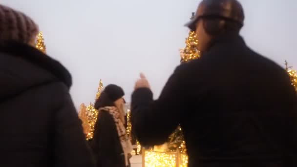 MOSCÚ - 17 DIC 2018: Año Nuevo festivo y Navidad Moscú. Multitud de personas camina entre los árboles de Navidad en la plaza Manezhnaya, cerca de la Plaza Roja y el Kremlin. Luces brillantes brillan en muchos — Vídeos de Stock