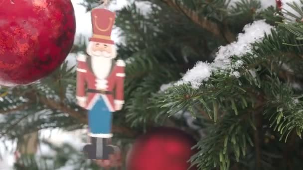 Natale e Capodanno sfondo. Addobbi natalizi. Soldato Schiaccianoci su un albero di Natale. Schiaccianoci Figurine oscillante nel vento — Video Stock