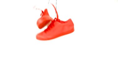 Asma Parlak Kırmızı Renkli Sneakers Fall Down and Hang. Moda Kadın Trendy Eğitmenler. Şık Hipster Plimsole Parlak Coral Renk Sneakers Beyaz Arka Plan Hang Out . Minimal Konsept .