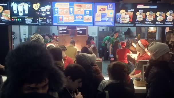 Москва, Росія-1 січня 2019: переповненій компанії «МакДональдз» напередодні нового року. Багато відвідувачів переповненій таблиці замовлення компанії «МакДональдз», величезного натовпу, стоячи в черзі в ресторані швидкого харчування. Mcdonalds — стокове відео