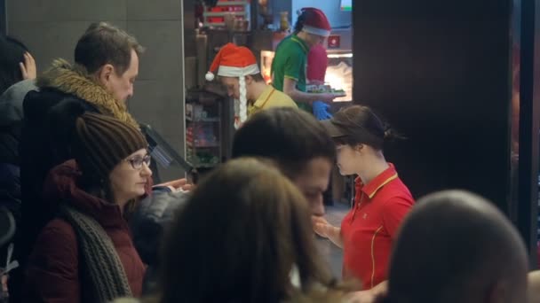 Moskau, russland -1. januar 2019: überfüllte mcdonalds an Silvester. Viele Besucher drängten sich um den Bestelltisch von McDonalds, eine riesige Menschenmenge stand Schlange in einem Fast-Food-Restaurant. mcdonalds — Stockvideo