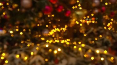 Geceleri parıldayan bir Noel ağacı ışıklarını kapatın. Dekorasyon ve aydınlatma ile Yeni Yıl köknar ağacı. Xmas ağaç süslemeleri arka plan. Köknar ağacı yeni yıl ve Noel ağacı birçok ışık