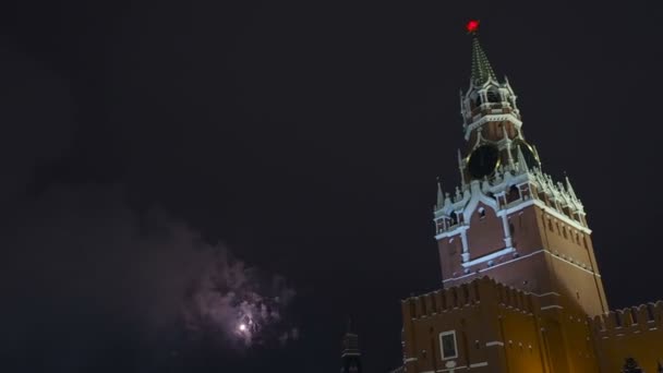 Fyrverkerier på Röda torget nära Spasskaya tornet på nyårsafton. Mångfärgade Salute i Kreml — Stockvideo