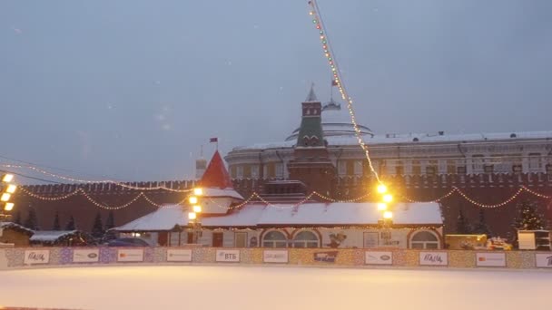 Moscú, Rusia - 27 de enero de 2019: Panorama de la pista de GUM en la Plaza Roja. La pista de patinaje principal en la Plaza Roja en las vacaciones de invierno — Vídeo de stock