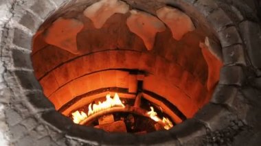 Geleneksel ekmek sesi veya Torne veya şiirlerinin bir Gürcü Shotis Puri veya Shoti ekmek pişirme için. Pişirme işlemi: Baker düz ekmek ve fırın ve alarak hazır Shoti duvarına yapışmasını hamur şekiller