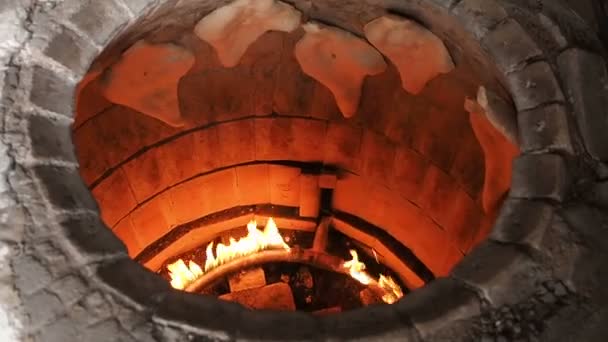 Tono de panadería tradicional o Torne o Turne para hornear un Shotis Puri georgiano o pan Shoti. Proceso de cocción: Baker forma el pan plano y se pega la masa a la pared del horno y toma Shoti listo en — Vídeos de Stock