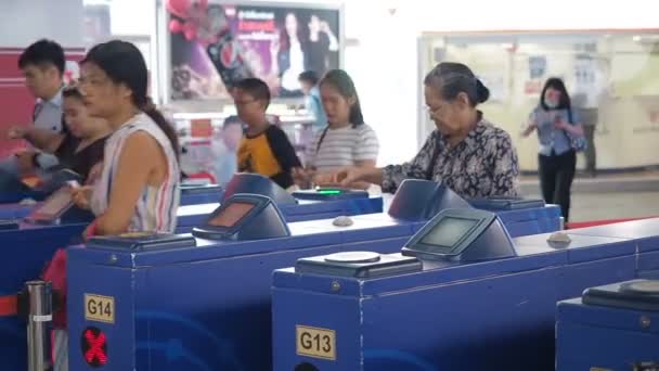 Bangkok, Thajsko - 25. května 2019: Lidé projíždějí vstupenkovou bránou v Bangkoku Mrt. Lidé se rozhodnou použít vlak Btm jako alternativu k cestování. Bangkok podzemní přístupový systém. Lidé odcházejí — Stock video