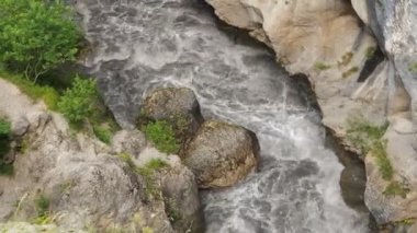 Fırtınalı bir dağ nehir güzel doğal sel. Flaş sel çamurlu nehir. Hızlı akan su Raging River atılıyor. Doğal afetler fırtınalı kahverengi bulanık su Flo. 30 kare/sn