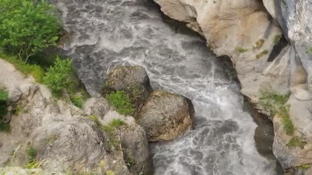 Vacker naturlig Torrent av en stormig Mountain River. Flash Flood Muddy River. Rusar floden rasar snabbt strömmande vatten. Naturkatastrofer stormiga brun grumligt vatten Flo. 30 fps — Stockvideo