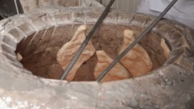 Geleneksel ekmek sesi veya Torne veya şiirlerinin bir Gürcü Shotis Puri veya Shoti ekmek pişirme için. Pişirme işlemi: Baker düz ekmek ve fırın ve alarak hazır Shoti duvarına yapışmasını hamur şekiller
