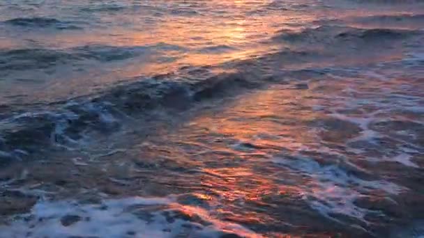 Rouleaux de vagues de mer à terre gros plan, vue à faible angle, ralenti heure du lever ou du coucher du soleil — Video