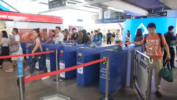 Bangkok, Tailândia - 25 de maio de 2019: Pessoas que passam por um portão de ingresso em Bangkok MRT. As pessoas optam por usar o trem BTM como uma alternativa para viajar. Sistema de acesso subterrâneo de Bangkok. As pessoas vão — Vídeo de Stock