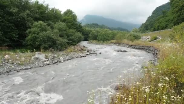 폭풍우 치는 산 강의 아름 다운 자연 토런트. 플래시 홍수 진흙 강. 빠르게 흐르는 물이 타오르는 강에 돌진 합니다. 자연 재해 폭풍우 치는 갈색 탁 한 물 흐름 — 비디오