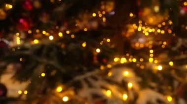 Gece parıldayan bir Noel ağacı ışıklarını kapat. Yeni yıl firavun ağacı ve Noel ağacı süslemeleri. Güzel Noel Arkaplanı.