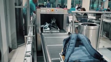 Moskova, Rusya - 6 Mayıs 2019: Vnukovo Uluslararası Havaalanı. Bagaj Tarama Bölgesi. Havaalanı çalışanı havaalanına gelen insanları tarıyor. Güvenlik için bir adam kontrol edilir. Bir insan metalden geçer.