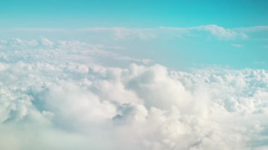 Hareket eden kar beyazı bulutları uçaktan görünüyor. Gökyüzü arka planı. Cennet. Bulutların arasında bir uçakta uçmak. Sakin arkaplan