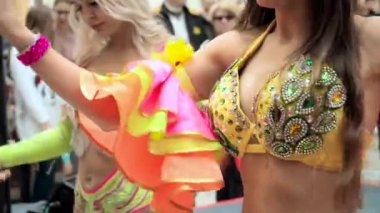 MOSCOW, Rusya- 29 Şubat 2020: güzel kız dansçılar samba yapar. Brezilya karnaval atmosferi, renkli kumaşlardan, yapay elmaslardan ve tüylerden oluşan karnaval kostümlü güzel kabare divası