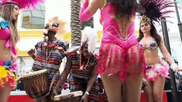 MOSCOW, RUSSIA- February BRUARY 29, 2020: African drummers in ethnic clothes playing on djembe drum close up.音乐家在非洲鼓上敲击节奏.黑人艺术家用手击鼓.女孩 — 图库视频影像