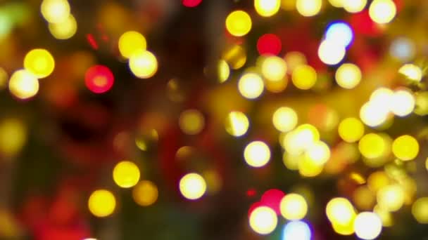 Panoramafilme von schönen festlichen Hintergrund Bright Christmas Street Illumination. New Year Lights Dekoration schimmerndes Bokeh. Helle festliche Weihnachten abstrakten Hintergrund von funkelnden Girlanden — Stockvideo