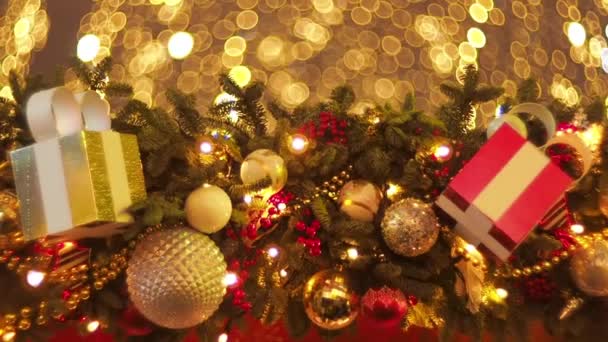 Bello screensaver di Natale. Palline rosse e gialle albero di Natale ghirlanda e scatole regalo decorazione sulla fiera stret stagione. Addobbi natalizi, giocattoli dell'albero di Natale - sfondo di festa di Capodanno — Video Stock