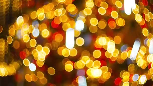 Panoramabilder av vacker festlig bakgrund Ljusa Christmas Street belysning. Nyårsljus Dekorera skimrande bokeh. Ljusa festlig jul abstrakt bakgrund av tindrande kransar — Stockvideo
