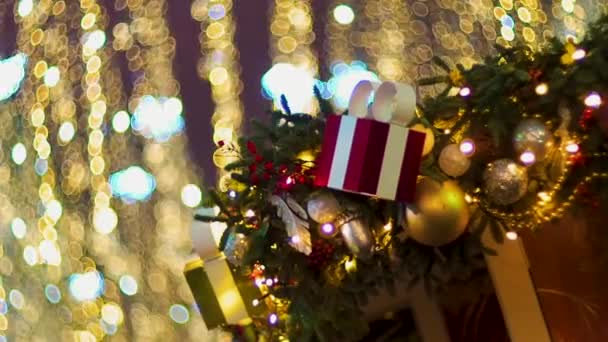Красивая рождественская заставка. Красные и желтые шарики гирлянда елки и подарочные коробки украшения на ярмарке Стрет сезона. Рождественские украшения, рождественские ёлочные игрушки - новогодний фон — стоковое видео
