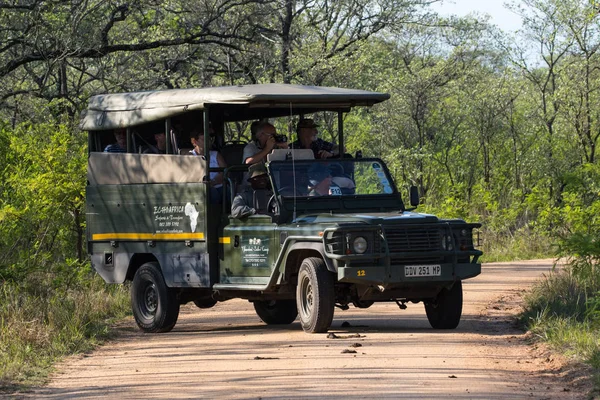 Turistler, bir toprak yolda Kruger National park, Doğu Güney Afrika ile Safari araç. Kasım 2017.