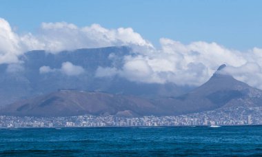 Atlantik Okyanusu ve Cape Town, Robben Island, Western Cape, Güney Afrika görüntülemek.
