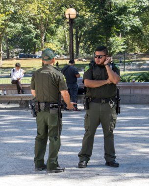 Manhattan, New York, ABD tarihinde Central Park'ta iki muhafız. 24 Eylül 2015.