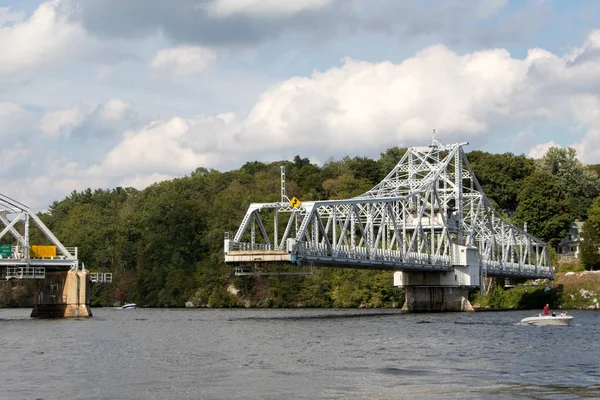 Connecticut Nehri, Connecticut, ABD East Haddam köprüsünde geçen tekneler.