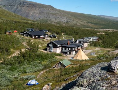 Kebnekaise dağ istasyonundaki binalar, Laponya, İsveç. İstasyon STF tarafından işletiliyor..