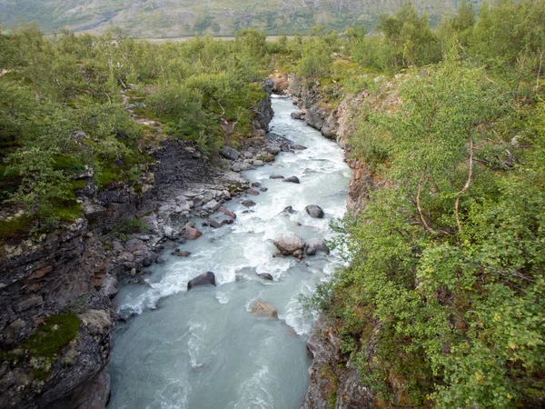 Rzeka Wzdłuż Szlaku Turystycznego Między Nikkaluokta Kebnekaise Mountain Station Laponia — Zdjęcie stockowe